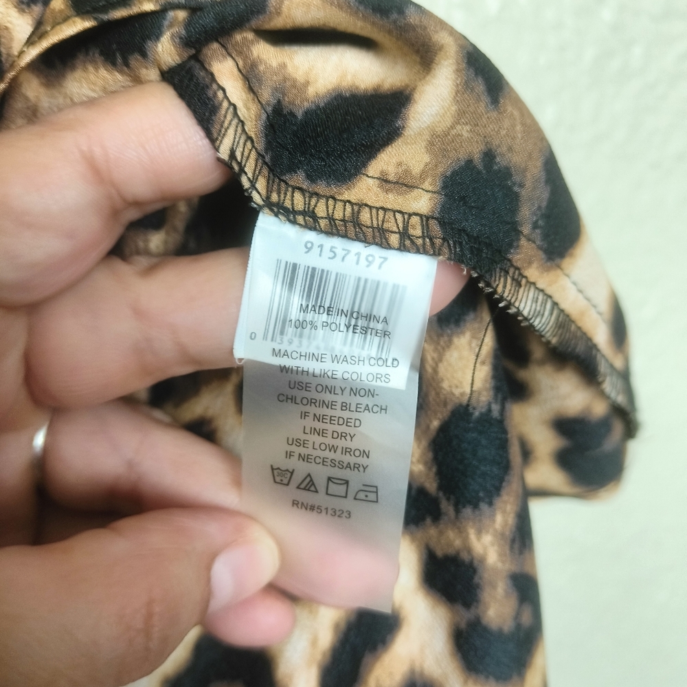 Vince Camuto Satin leopard print blouse Women's size M High neck Lightweight - Picture 15 of 16